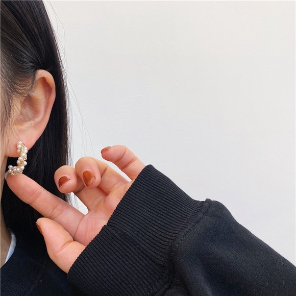 ❤️🔥𝕤𝕒𝕝𝕖❤️🔥 💙pearls croissant hoop earrings - Picture 14 of 15